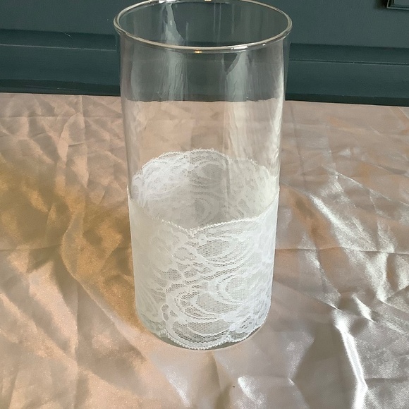 Set of 2 cylinder glass floating candle holders embellished white floral lace - Picture 3 of 7